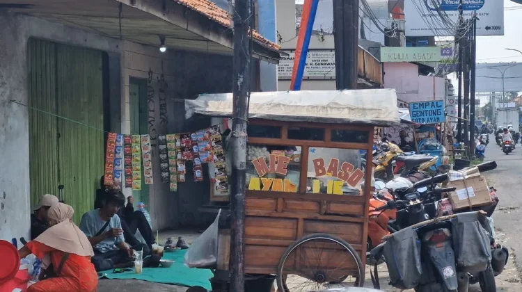 Pedagang Dadakan di Pantura Plered Cirebon Raup Peluang dari Arus Mudik