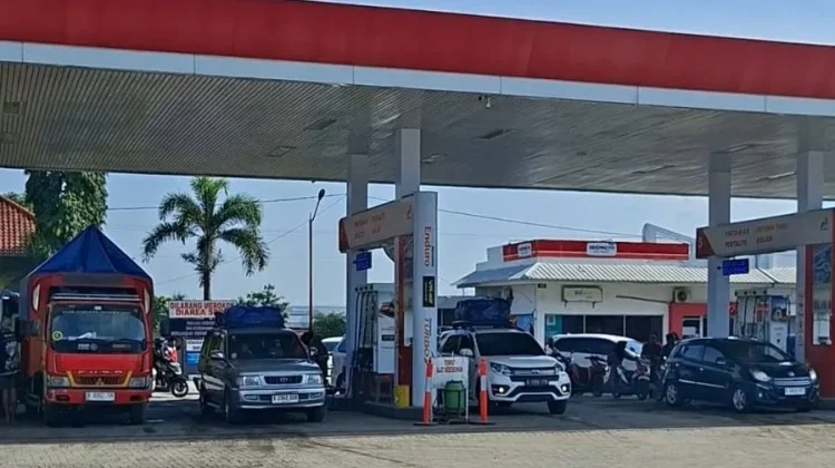 SPBU Exit Tol Kanci–Pejagan Dipadati Pemudik, Antrean Tertib