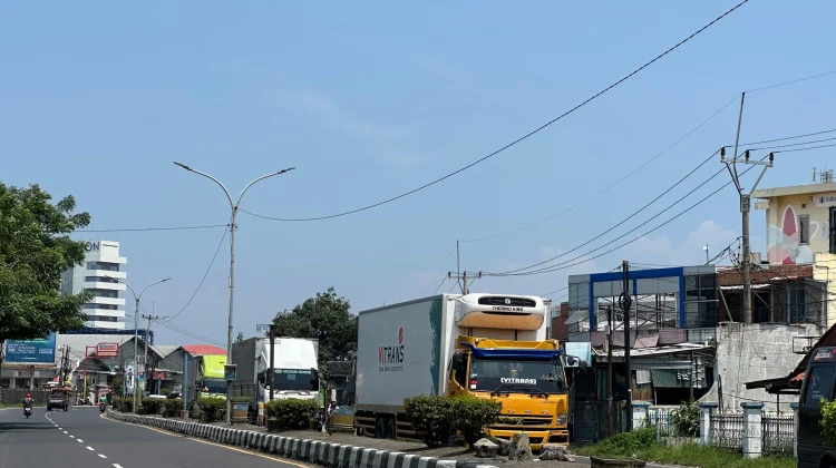 Kendaraan Besar Padati Jalur Pantura Cirebon ke Arah Barat pada H-3 Lebaran