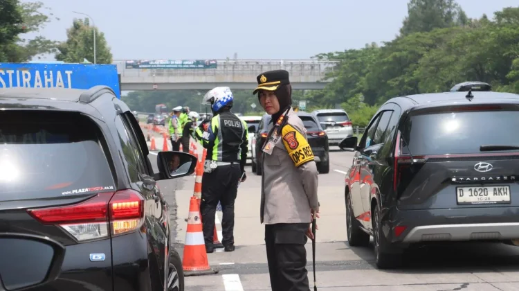 Aksi Sigap AKBP Rita: Urai Kemacetan Mudik di Rest Area KM 166 Tol Cipali Majalengka