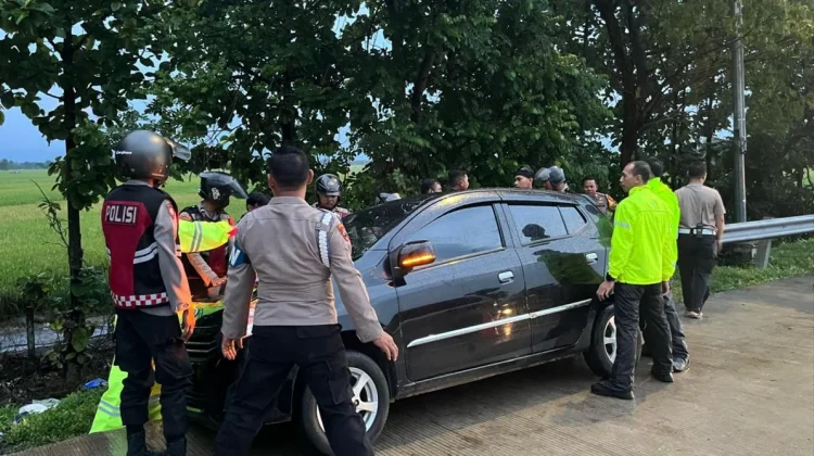 Polisi Sigap Bantu Mobil Pemudik Terjeblos di KM 164 Tol Cipali