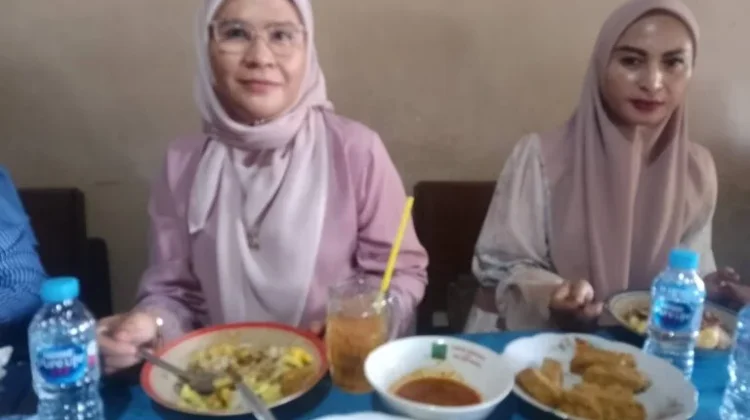 Momen Lebaran, Nina Agustina Nikmati Nasi Lengko
