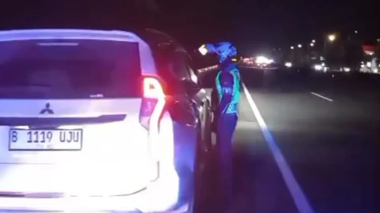 Sigap di Tol Cipali, Tim Urai Polres Majalengka Bantu Pemudik Alami Kendala di KM 164
