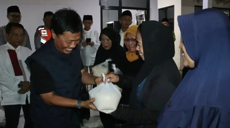 Wali Kota Cirebon Monitoring Distribusi Zakat Fitrah di BAZNAS