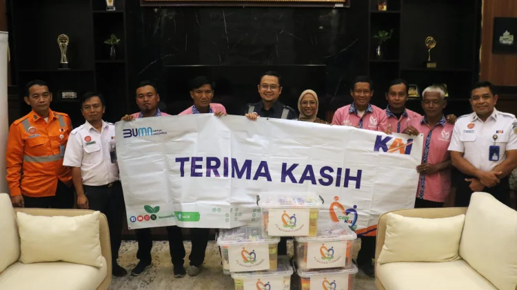 KAI Daop 3 Cirebon Salurkan 160 Paket Sembako untuk Pensiun KAI dan Porter