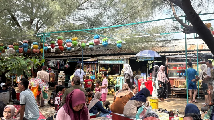 Wisatawan dari Berbagai Kota Padati Pantai Balongan Indah saat Libur Lebaran