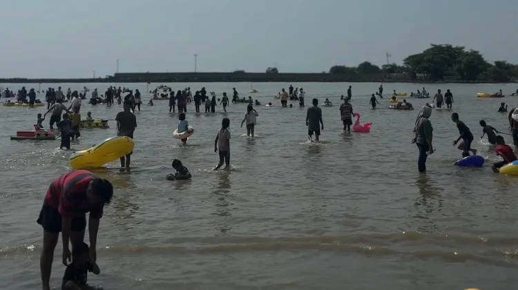 Libur Lebaran, Pantai Balongan Indah Dipadati Wisatawan dari Luar Kota