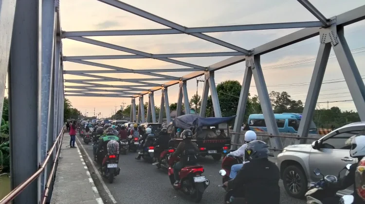 Arus Lalu Lintas di Jembatan Sewo Terpantau Lancar