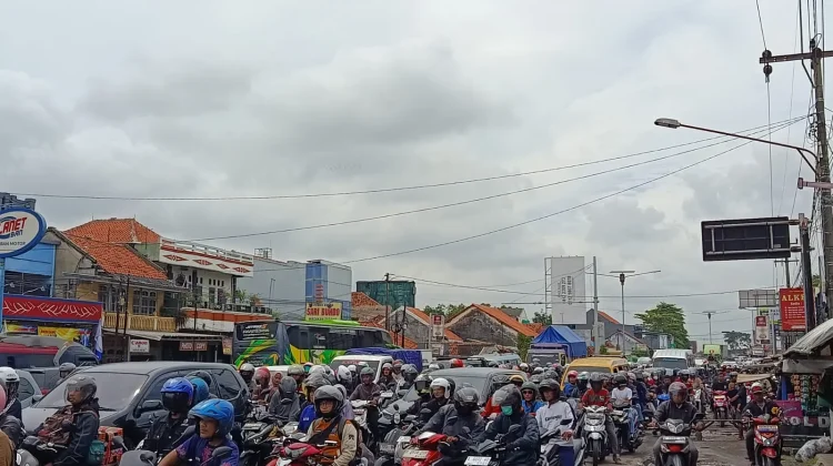 Arus Balik Lebaran 2026, Puluhan Ribu Motor Padati Simpang Palimanan