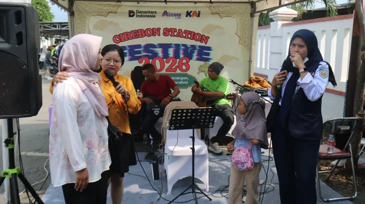 Live Music Hibur Pemudik Arus Balik di Stasiun Cirebon