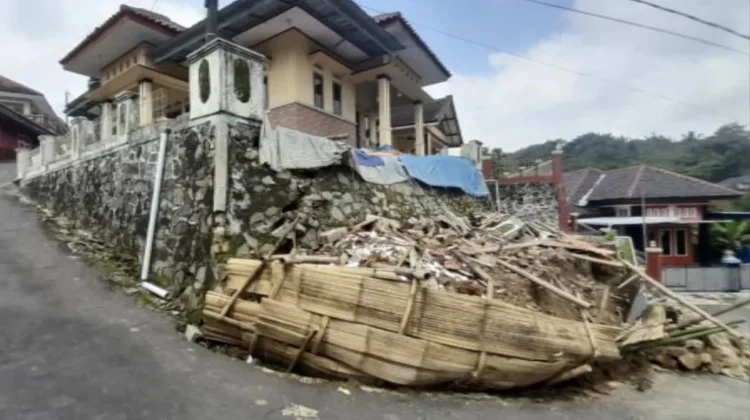 Tembok Penahan Tanah Runtuh, Rumah Warga di Kuningan Terancam Longsor