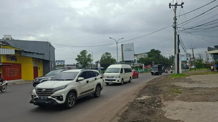Arus Balik H+6 Lebaran di Bundaran Kedawung Cirebon Ramai Lancar