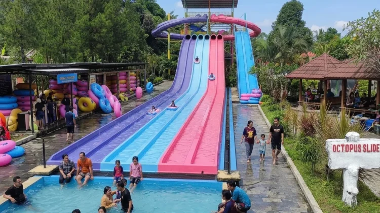 Tiket Murah Pengunjung Serbu Aqua Park Kuningan
