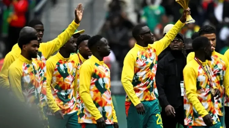 Senegal Pamer Trofi Afcon meski Gelar Dicabut CAF
