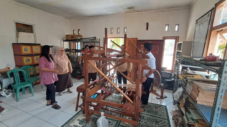 Program Seruni Hidupkan Tenun Indramayu saat Ramadan