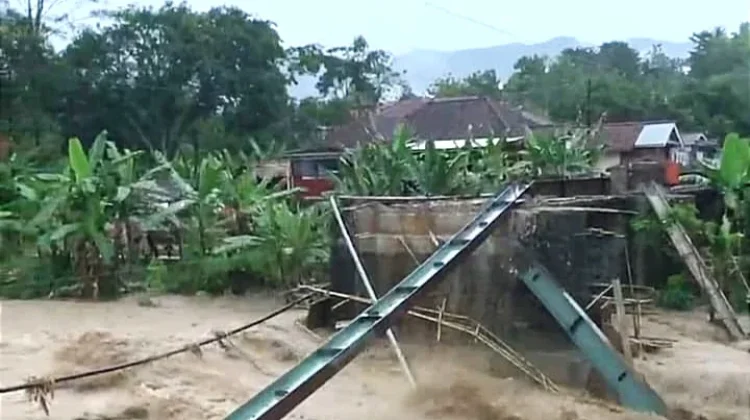 Jembatan Cijemit Viral, Faktanya Bukan Ambruk