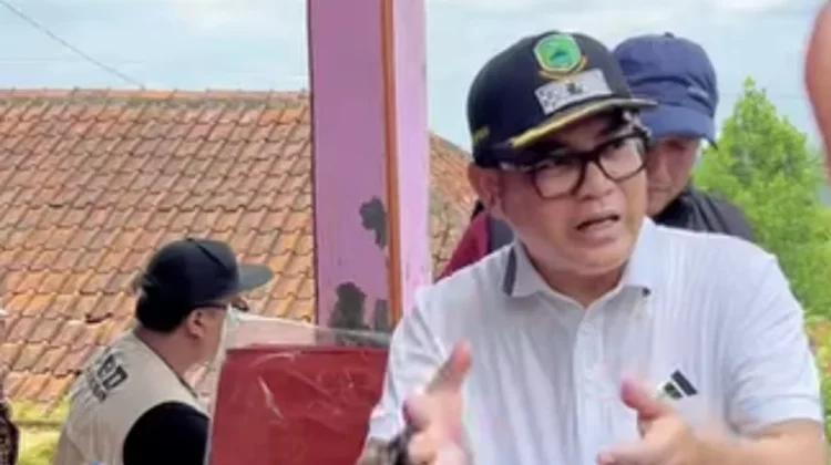 Jembatan Cijemit Rusak Diterjang Banjir, Sekda Kuningan Prihatin