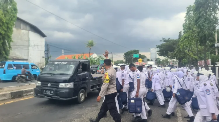 Antisipasi Tawuran, Polisi Jaga Jalur Pulang Pelajar di Mundu Cirebon
