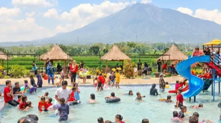 Ribuan Wisatawan Padati Kolam Renang Cikomboy saat Libur Lebaran