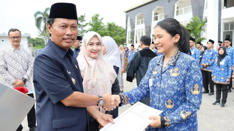Wali Kota Cirebon Lantik 119 PNS, Tekankan Integritas Pelayanan