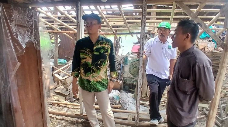 Rumah Warga Indramayu Ambruk, Politisi PKB Beri Bantuan