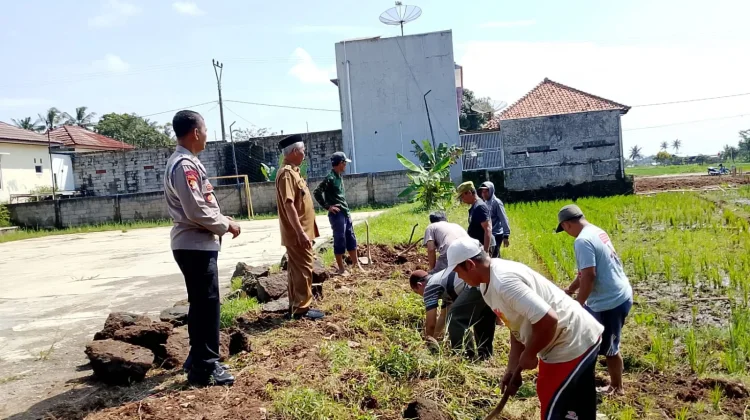 Polisi Sambangi Pembangunan Jalan, Warga Diberi Imbauan Kamtibmas