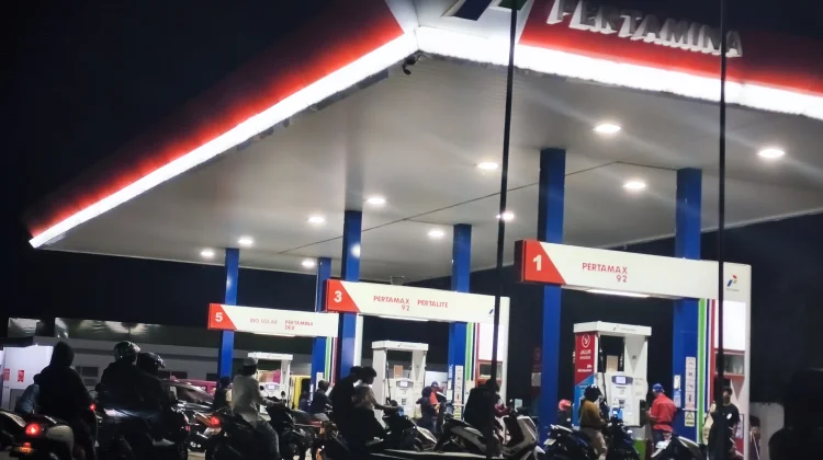 Isu Kenaikan BBM Picu Antrean Panjang di SPBU Kuningan