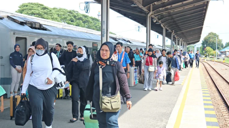 Kereta Api Mudahkan Akses Wisata Dekat Stasiun Cirebon