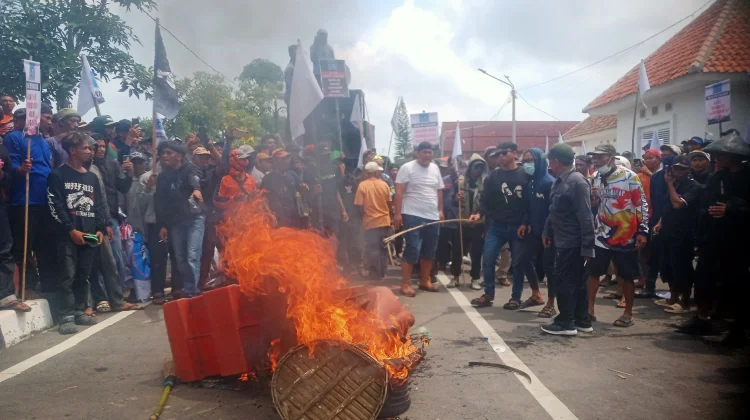 Penyampaian aspirasi di depan Kantor Bupati Indramayu berujung pengrusakan