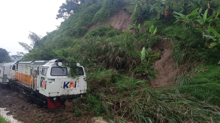 Jalur Maswati Longsor, KAI Daop 3 Alihkan Rute KA Ciremai dan Harina