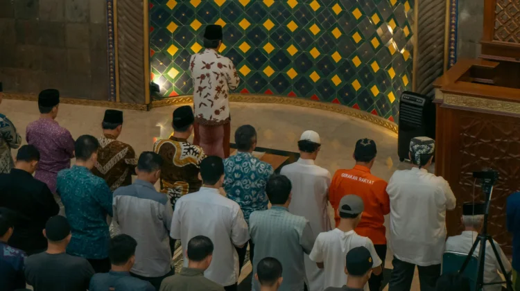 Konsistensi Ibadah Kunci Menjadi Hamba Sejati