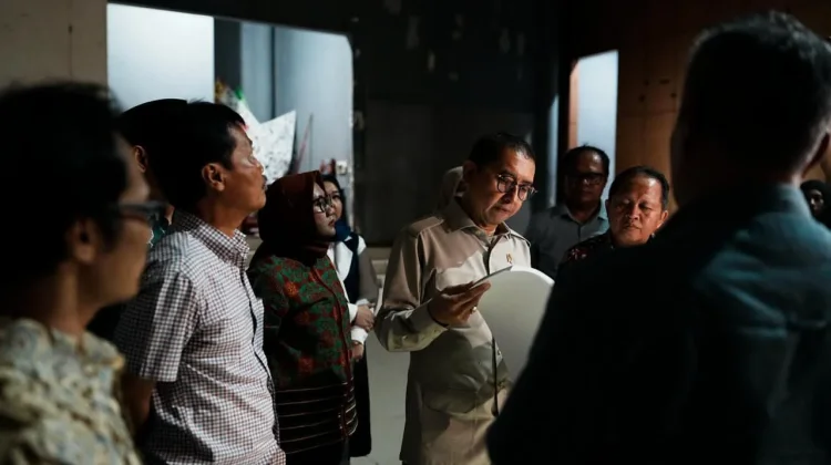 Menteri Fadli Zon Tinjau Gedung Rarasantang Cirebon, Bakal Direnovasi