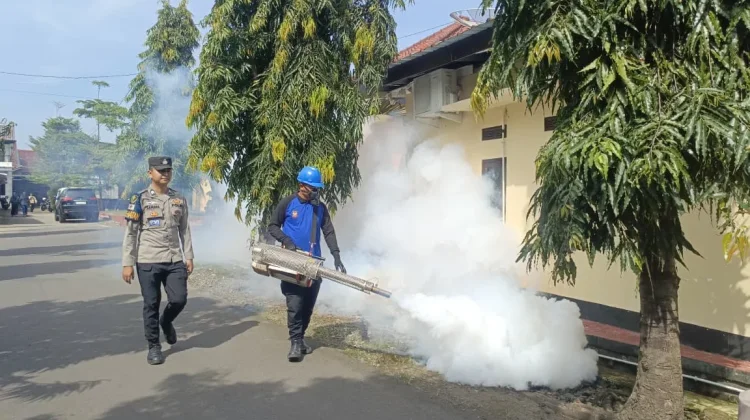 Antisipasi DBD di Musim Pancaroba, Dokkes Polres Majalengka Gelar Fogging