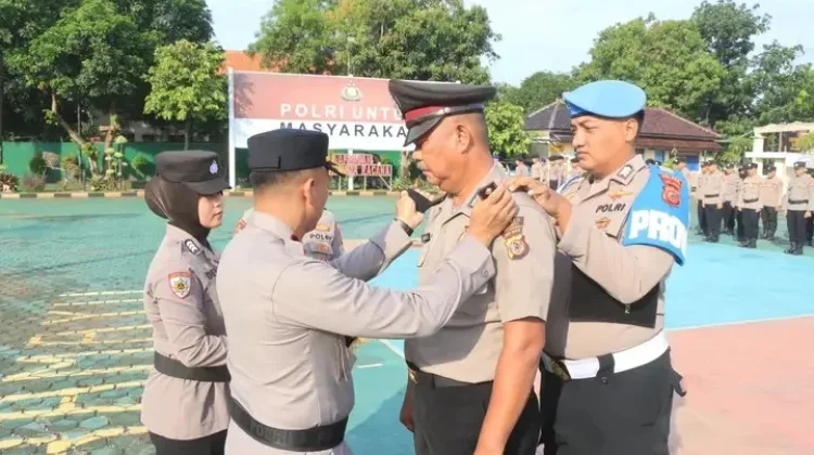 Bhabinkamtibmas di Indramayu Menerima Kenaikan Pangkat Pengabdian