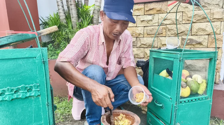Rujak Bebek Tradisional Tetap Diminati Warga