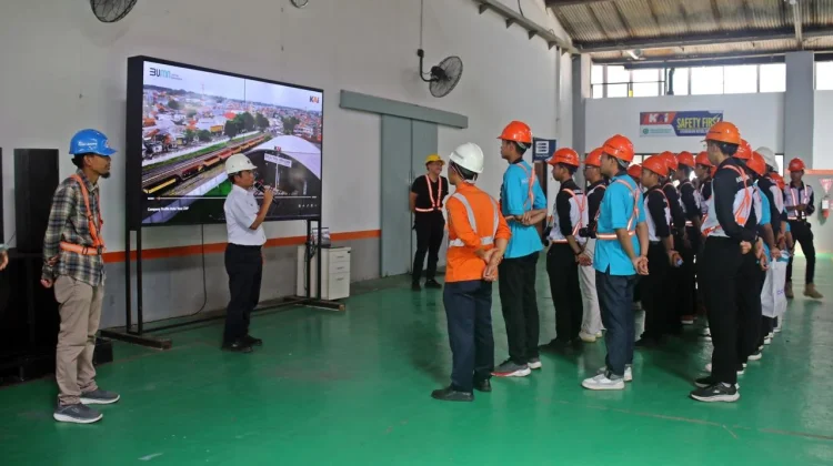 KAI Daop 3 Cirebon Kenalkan Dunia Perkeretaapian lewat Program Edutrain