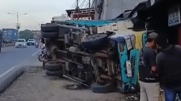 Truk Terguling Timpa Dua Pemotor di Pantura Indramayu