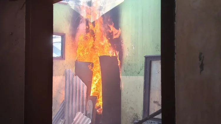 Rumah Warga Indramayu Terbakar Diduga Bakar Sampah