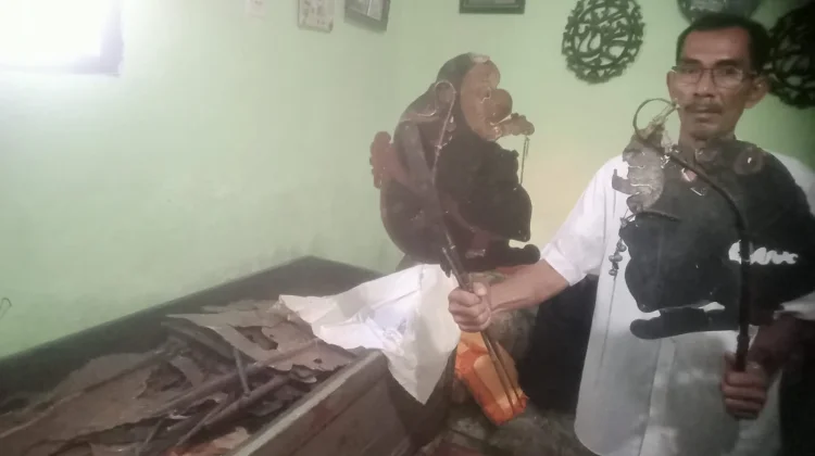 Dalang Indramayu Lestarikan Wayang Kulit