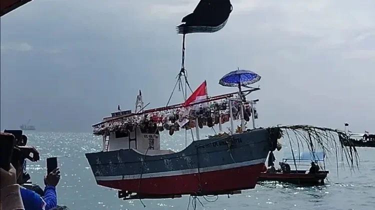 Nelayan Karangsong Gelar Nadran Perahu Cilik