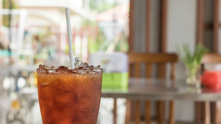Minum Es Teh usai Makan? Ketahui Risikonya bagi Tubuh!
