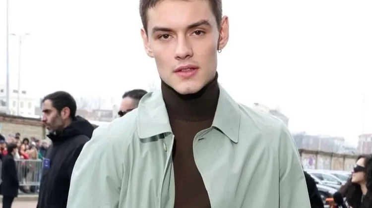 Louis Partridge Disebut sebagai Calon James Bond Muda
