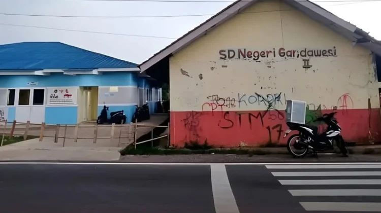 Sekolah Rusak di Majalengka Berdampingan dengan Dapur MBG