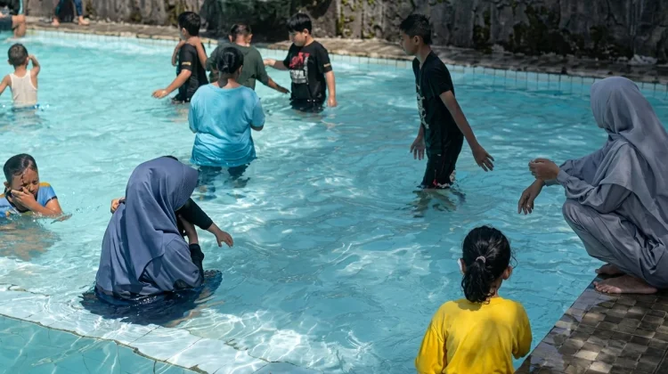 Anak Tuna Netra Kuningan Ikuti Renang Inklusif