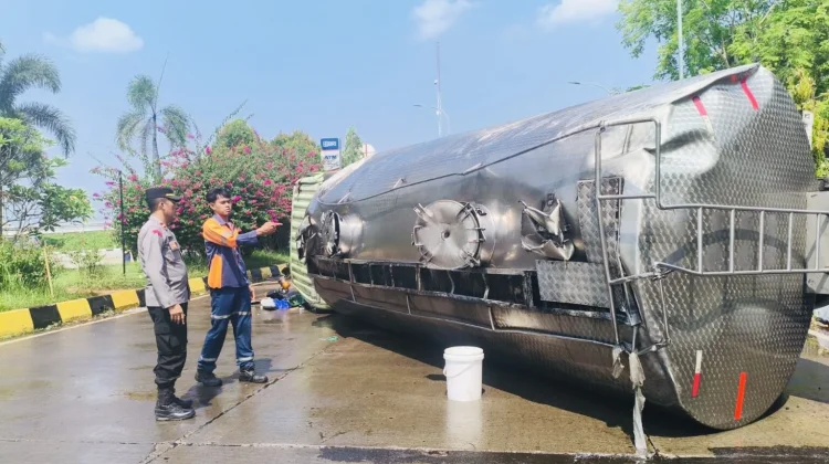 Polisi Evakuasi Tangki Minyak Terbalik di Rest Area 228-A