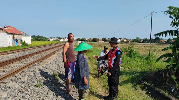 KAI Daop 3 Cirebon Imbau Masyarakat Jaga Keselamatan di Sekitar Jalur Rel
