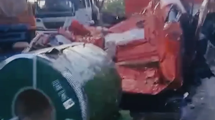 Gulungan Baja Lepas Libas Kabin Truk di Jalur Pantura Pangenan Cirebon