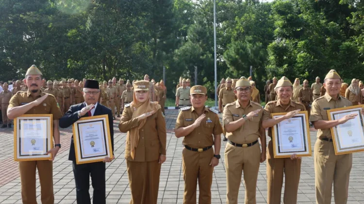 Bupati Kuningan Beri Penghargaan Perangkat Daerah Berprestasi 2025