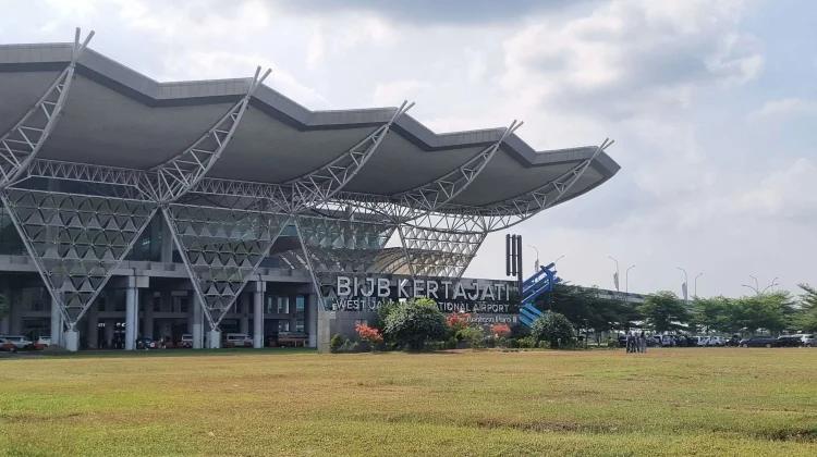 Calon Jemaah Haji Kloter 1 KJT asal Indramayu Berangkat dari BIJB Kertajati
