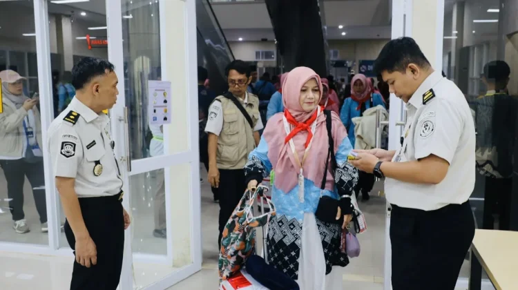 Imigrasi Cirebon Berangkatkan Empat Kloter Haji dari Kertajati